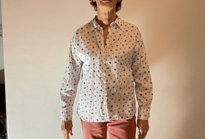 Witte blouse met gekleurde blokjes motief