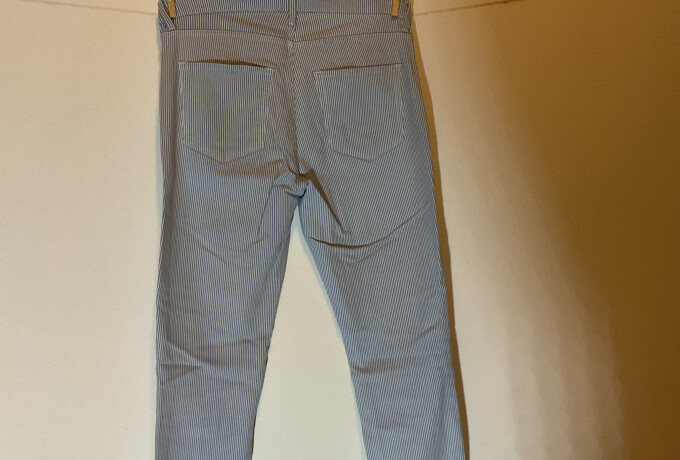 Blauw/wit gestreepte broek