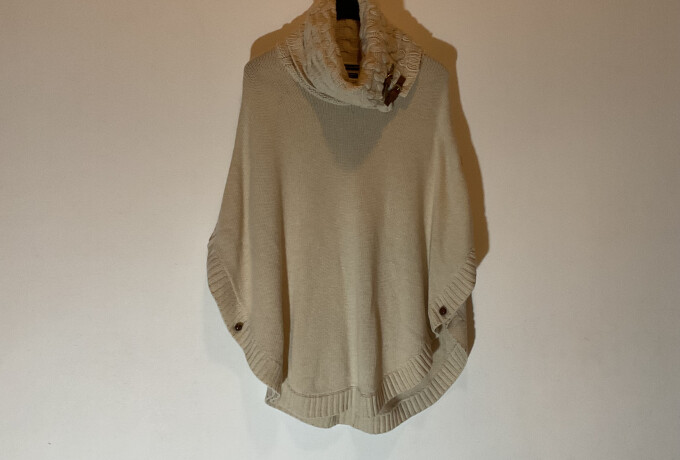 Een beige poncho met kabel col en bruine riempjes photo 1 