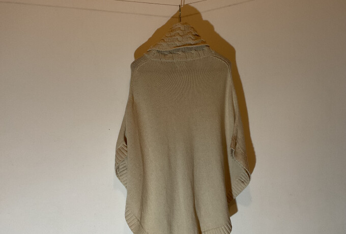 Een beige poncho met kabel col en bruine riempjes photo 2 